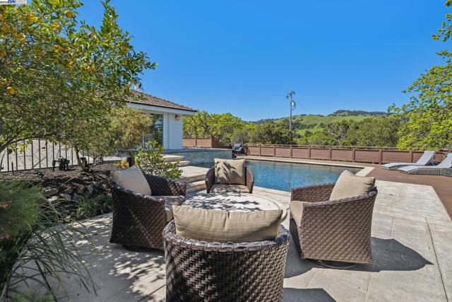 11 Leslyn Lane, Lafayette CA: https://media.crmls.org/mediaz/aa9673a7-6caa-47d1-9c5f-340452cc362e.jpg