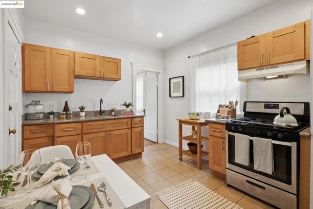 747 St, Oakland CA: https://media.crmls.org/mediaz/aa971afb-7d1a-4e18-ade3-5a16c5181541.jpg