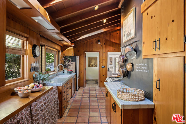 2415 Castilian Drive, Los Angeles CA: https://media.crmls.org/mediaz/aa973cc5-8021-475b-b045-70cdd76475c7.jpg