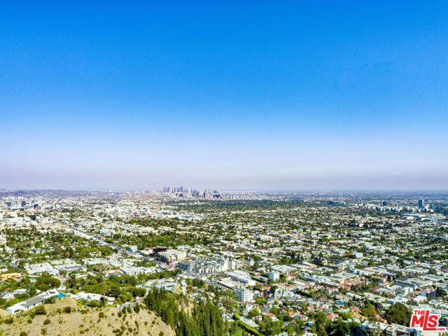 8424 Grand View Drive, Los Angeles CA: https://media.crmls.org/mediaz/aa975634-5b91-4e31-a9eb-953a998dfdfc.jpg
