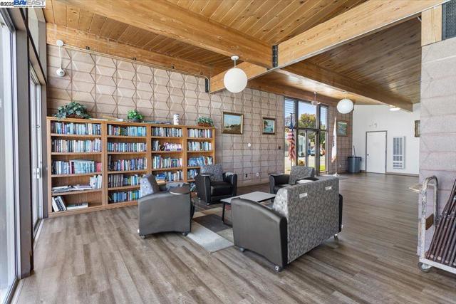 3015 E Bayshore Road #423, Redwood City CA: https://media.crmls.org/mediaz/aa98e790-7ee8-4243-ade0-156d8a589944.jpg