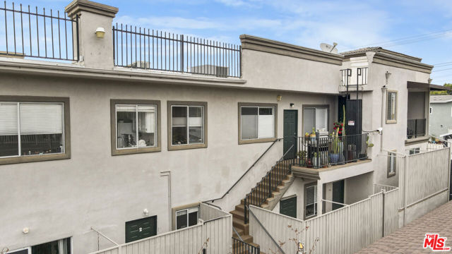 1837 18th Street, Santa Monica CA: https://media.crmls.org/mediaz/aa9916b5-fdde-4c6a-b179-b36a8831e8f1.jpg
