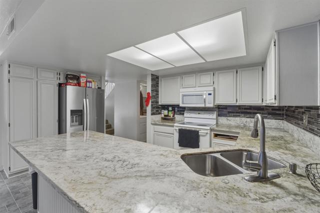 Detail Gallery Image 9 of 17 For 320 Rolling Hills Ln, San Marcos,  CA 92069 - 3 Beds | 2 Baths