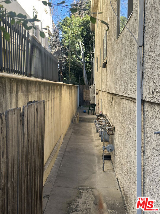 4248 Whitsett Avenue, Studio City CA: https://media.crmls.org/mediaz/aa99906a-a8d0-4a19-a18c-604b021c5ace.jpg