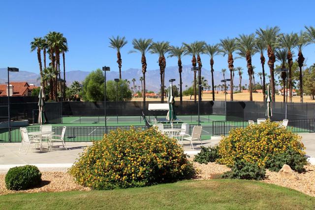 182 Desert Falls Circle, Palm Desert CA: https://media.crmls.org/mediaz/aa9ab3b0-133f-4fa8-b87f-911b3fa6f186.jpg