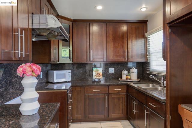 4103 Dickson Ct, Oakland CA: https://media.crmls.org/mediaz/aa9abde1-b715-4d9e-b325-3fe098645ab9.jpg
