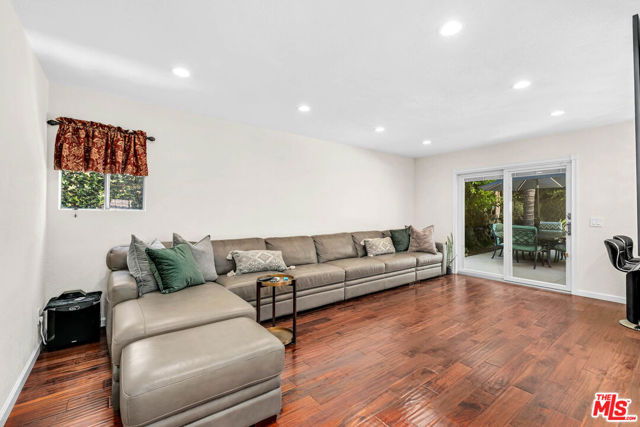 6347 Wynne Avenue, Tarzana CA: https://media.crmls.org/mediaz/aa9b1d8e-ccf7-4712-bbc3-b3b6e75f39df.jpg