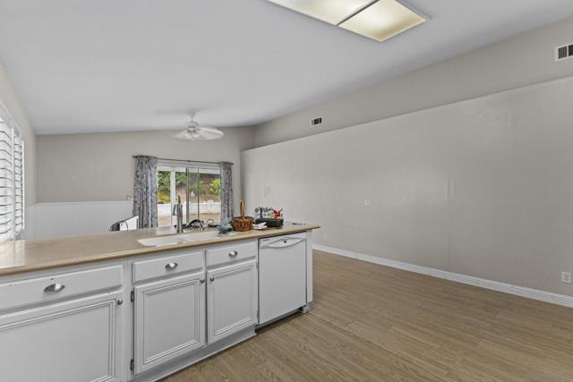 39493 Diego dr, Temecula CA: https://media.crmls.org/mediaz/aa9b59ff-2300-4f48-af0c-696f145e50c8.jpg