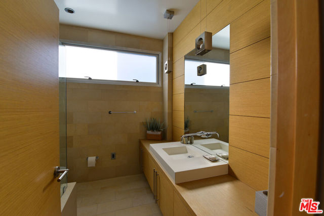 24826 Malibu Road, Malibu CA: https://media.crmls.org/mediaz/aa9bde91-480f-4485-8073-49a2041ef968.jpg