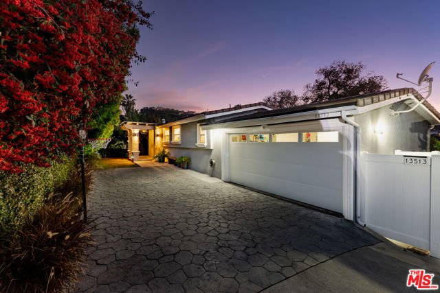 13513 Cheltenham Drive, Sherman Oaks CA: https://media.crmls.org/mediaz/aa9bfffe-b6c9-46a3-a157-0c979ac939c6.jpg