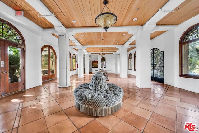 109 N Sycamore Avenue, Los Angeles CA: https://media.crmls.org/mediaz/aa9d16db-fdf6-4506-a90e-addb90fbd780.jpg