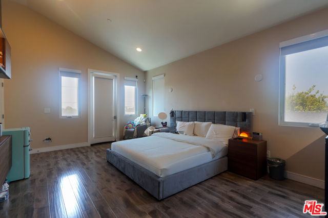 1670 Asbury Drive, Pasadena CA: https://media.crmls.org/mediaz/aa9dbd89-247b-486e-8a02-02f560ee0e70.jpg