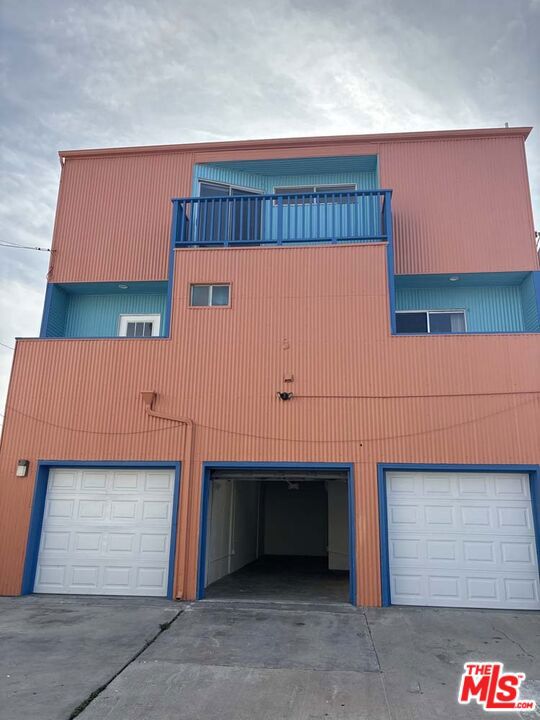 915 Broadway Street, Venice CA: https://media.crmls.org/mediaz/aa9f74ea-8689-4497-b4ea-26d4cda5c7d3.jpg