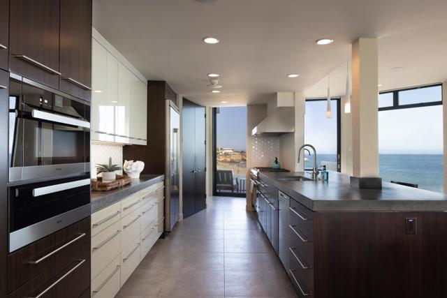 2900 E Cliff Drive, Santa Cruz CA: https://media.crmls.org/mediaz/aaa09172-96d4-40ea-b8d4-e3aca3d5170e.jpg