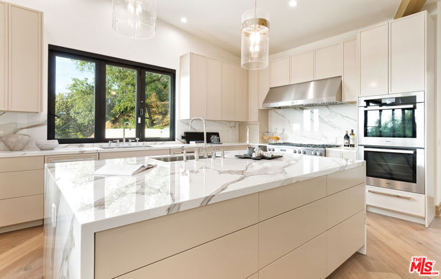 9153 Janice Place, Beverly Hills CA: https://media.crmls.org/mediaz/aaa0d680-50e5-4dae-91f7-e5a0284bbf5e.jpg