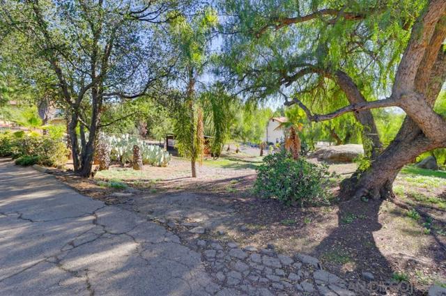 602 Starbright Ln, Alpine CA: https://media.crmls.org/mediaz/aaa17da5-ae4a-48c9-b4a9-91db877ac095.jpg