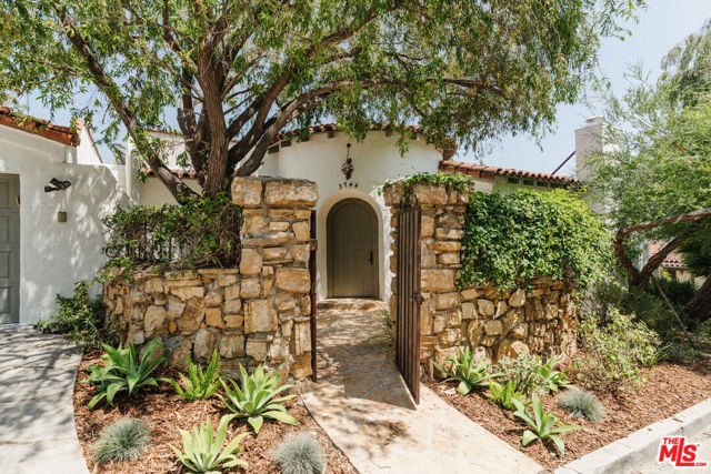 3744 Clayton Avenue, Los Angeles CA: https://media.crmls.org/mediaz/aaa1d01a-2de6-40a2-92df-72e91f30016f.jpg
