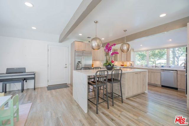 2760 E Glenoaks Boulevard, Glendale CA: https://media.crmls.org/mediaz/aaa395d1-db98-4bfc-b995-88902c8fe1e8.jpg