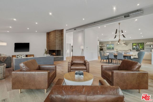 8400 Edwin Drive, Los Angeles CA: https://media.crmls.org/mediaz/aaa43f79-2ecf-4858-9a2b-5fd2e9499197.jpg