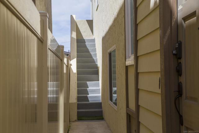 728 Jamaica Ct, San Diego CA: https://media.crmls.org/mediaz/aaa4eaae-056a-4ee1-a034-8c02f1d5136d.jpg