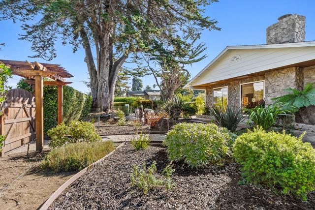 320 Cliff Drive, Aptos CA: https://media.crmls.org/mediaz/aaa53906-9f96-4480-9407-f392fd55f23f.jpg
