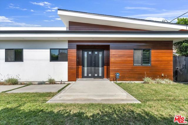 5456 Hazeltine Avenue, Sherman Oaks CA: https://media.crmls.org/mediaz/aaa63f1e-99c1-464b-a720-76049231e63b.jpg