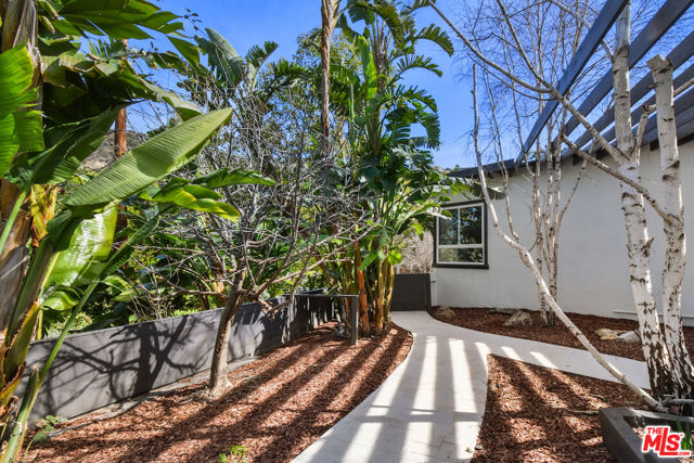 14892 Jadestone Drive, Sherman Oaks CA: https://media.crmls.org/mediaz/aaa6b67e-76dd-450c-abd8-86cae239a2bb.jpg