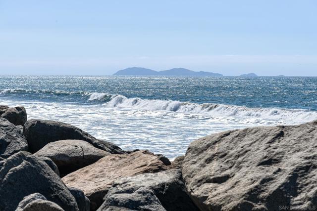 1680 Seacoast Drive, Imperial Beach CA: https://media.crmls.org/mediaz/aaa6e69a-8d5e-433e-9335-aff7d353ba9e.jpg