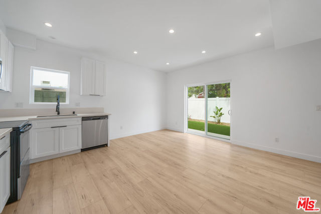 6835 Yolanda Ave, Reseda CA: https://media.crmls.org/mediaz/aaa71b25-1641-4695-a852-7da26bdb39ff.jpg