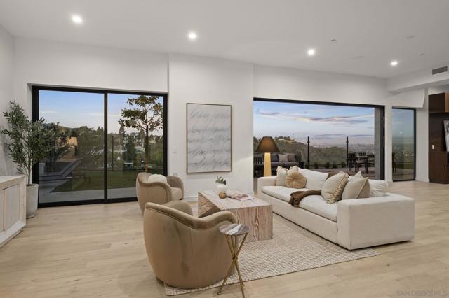 2448 Sagebrush Ct, La Jolla CA: https://media.crmls.org/mediaz/aaa9423a-74a5-4157-973c-3e00e820c1b5.jpg