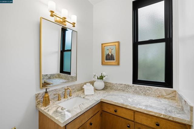 4161 Coralee Ln, Lafayette CA: https://media.crmls.org/mediaz/aaa9b13f-69fe-4871-877a-29db471c2af8.jpg