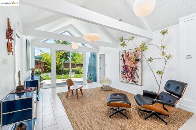 4003 Santa Fe CT, Concord CA: https://media.crmls.org/mediaz/aaaa0923-5a41-4251-96f7-e8b2a6278a91.jpg