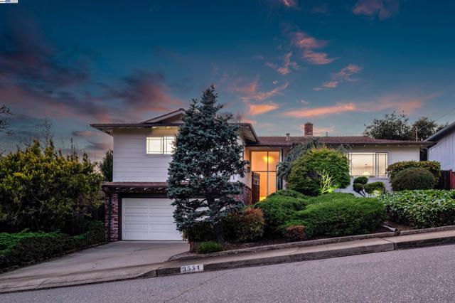 3554 Arcadian Ct, Castro Valley CA: https://media.crmls.org/mediaz/aaaa0da2-823e-4da8-9a1a-3284a2d63c71.jpg