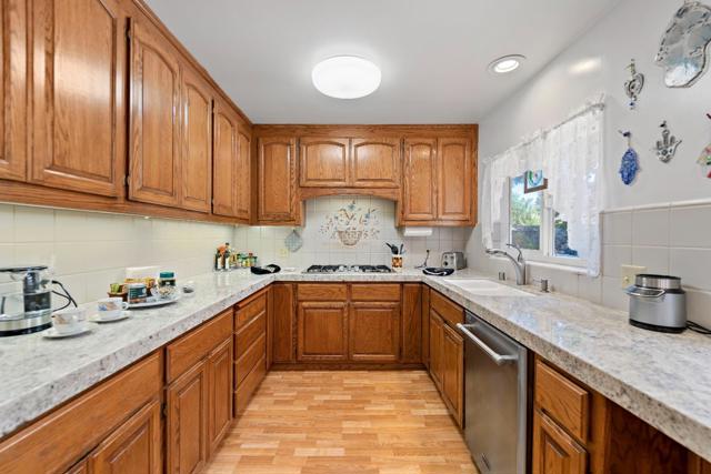 861 Riverside Drive, Los Altos CA: https://media.crmls.org/mediaz/aaaa3001-2b8e-43c5-a5d5-323c2d79dcb5.jpg