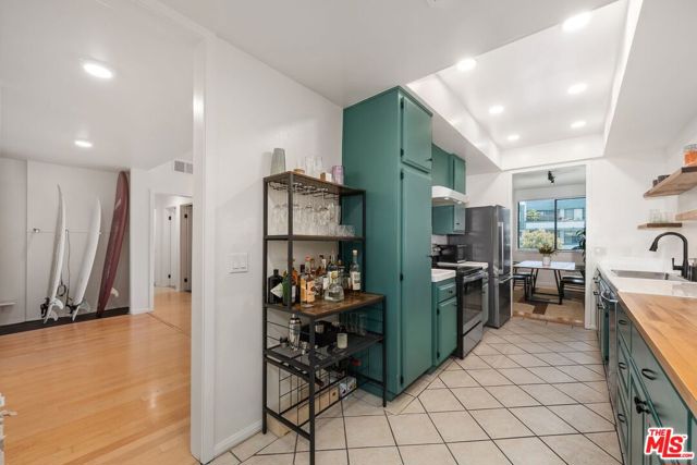 306 BORA BORA Way, Marina del Rey CA: https://media.crmls.org/mediaz/aaaa9681-d785-4aff-b316-545785f1ff87.jpg
