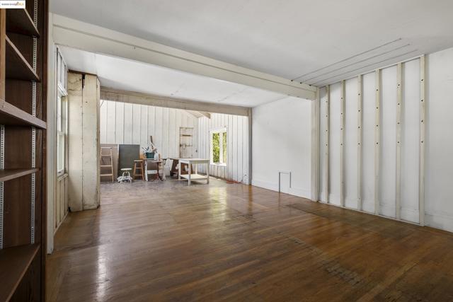 1001 Cragmont Ave, Berkeley CA: https://media.crmls.org/mediaz/aaaad6ed-9746-429f-adcf-e3206ab40d6e.jpg
