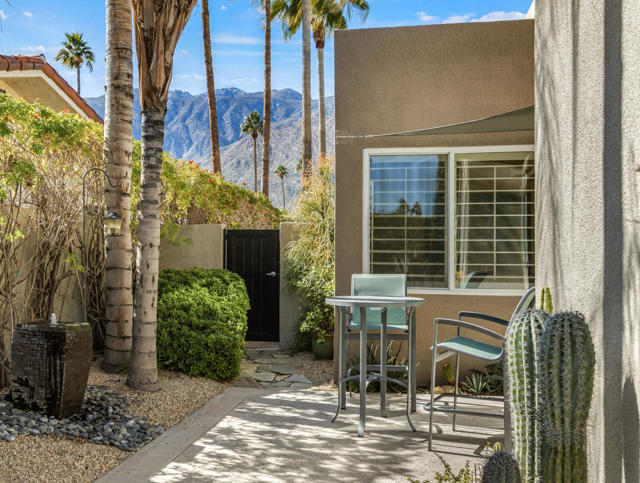 2000 S Caliente Drive, Palm Springs CA: https://media.crmls.org/mediaz/aaac3175-7429-4e3d-8b60-2e6eb4f6a976.jpg