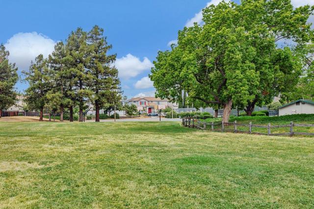 758 Pearlwood Way, San Jose CA: https://media.crmls.org/mediaz/aaaddf7b-2716-4a78-9dd2-16eb37b6c688.jpg
