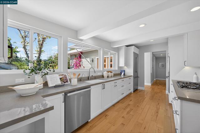 31 Ivy Dr, Orinda CA: https://media.crmls.org/mediaz/aaae115b-909f-4596-90d2-a2ac637bd9d4.jpg