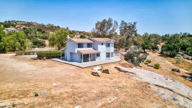 18434 Ramona View Drive, Ramona CA: https://media.crmls.org/mediaz/aaafc522-beb0-401c-adc6-9e31e6bb8bdb.jpg