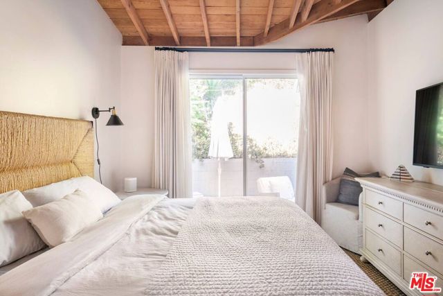 21555 Pacific Coast Highway, Malibu CA: https://media.crmls.org/mediaz/aab0e157-2a32-4712-88b5-0c46e2f426ba.jpg