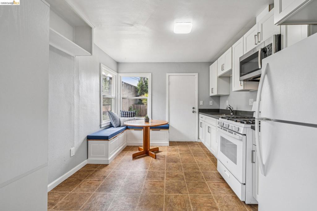 https://media.crmls.org/mediaz/aab2e4d7-cf41-4d44-bcd3-360bff55cc4a.jpg?preset=X-Large