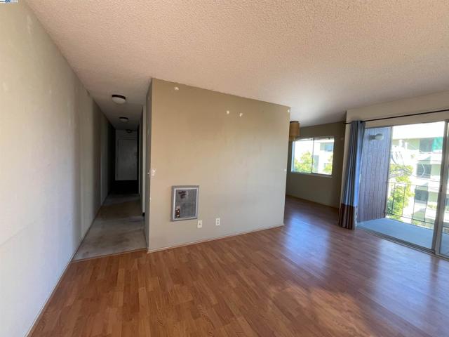 3751 Harrison St, Oakland CA: https://media.crmls.org/mediaz/aab3a979-f2e9-4808-83b6-3f6ff88408a8.jpg