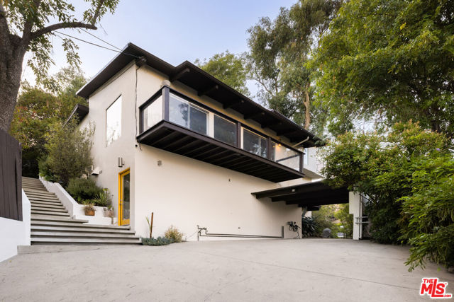 5911 Canyon Heights Lane, Los Angeles CA: https://media.crmls.org/mediaz/aab4161f-78ae-461e-97ec-d5f4459f48be.jpg