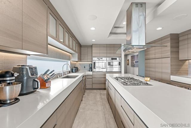 5 Spinnaker Way, Coronado CA: https://media.crmls.org/mediaz/aab48cf3-ba78-4240-87d3-030421c6366a.jpg