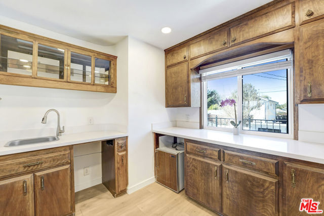 6409 Graves Avenue, Lake Balboa CA: https://media.crmls.org/mediaz/aab4b970-bb8f-414f-b69f-03b499210d0d.jpg