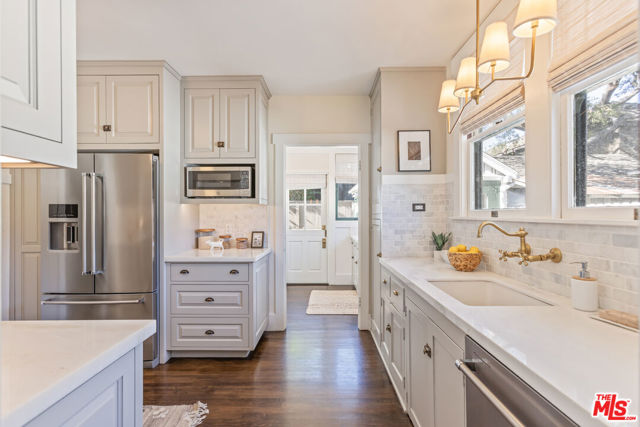 601 S Hudson Avenue, Pasadena CA: https://media.crmls.org/mediaz/aab4c4fa-dfbf-4a9e-bcf5-4a806c2ed8bf.jpg