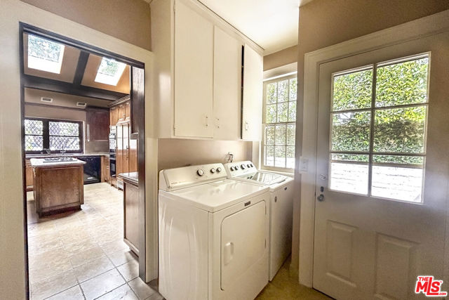 612 N Alta Drive, Beverly Hills CA: https://media.crmls.org/mediaz/aab4cca0-b828-4a96-ac19-35956d295224.jpg