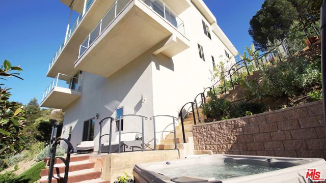 5787 Calpine Drive, Malibu CA: https://media.crmls.org/mediaz/aab5dda3-c6e9-4471-aa64-9e01a2789442.jpg
