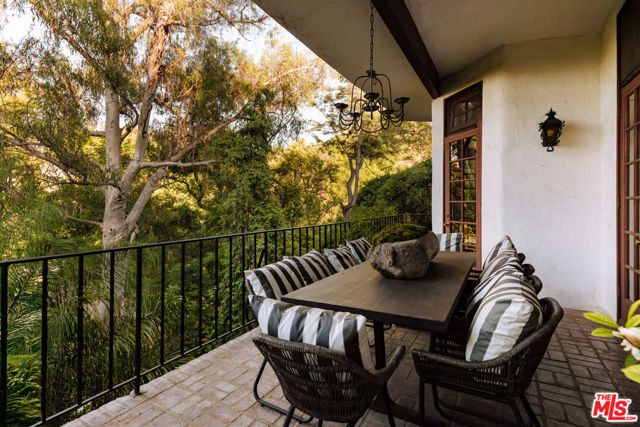2942 Passmore Drive, Los Angeles CA: https://media.crmls.org/mediaz/aab72856-6877-456b-b2ca-3149f9f9dd07.jpg
